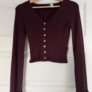 H&M Burgundy Ribbed V‑Neck Button‑Front Long Sleeve Crop Top